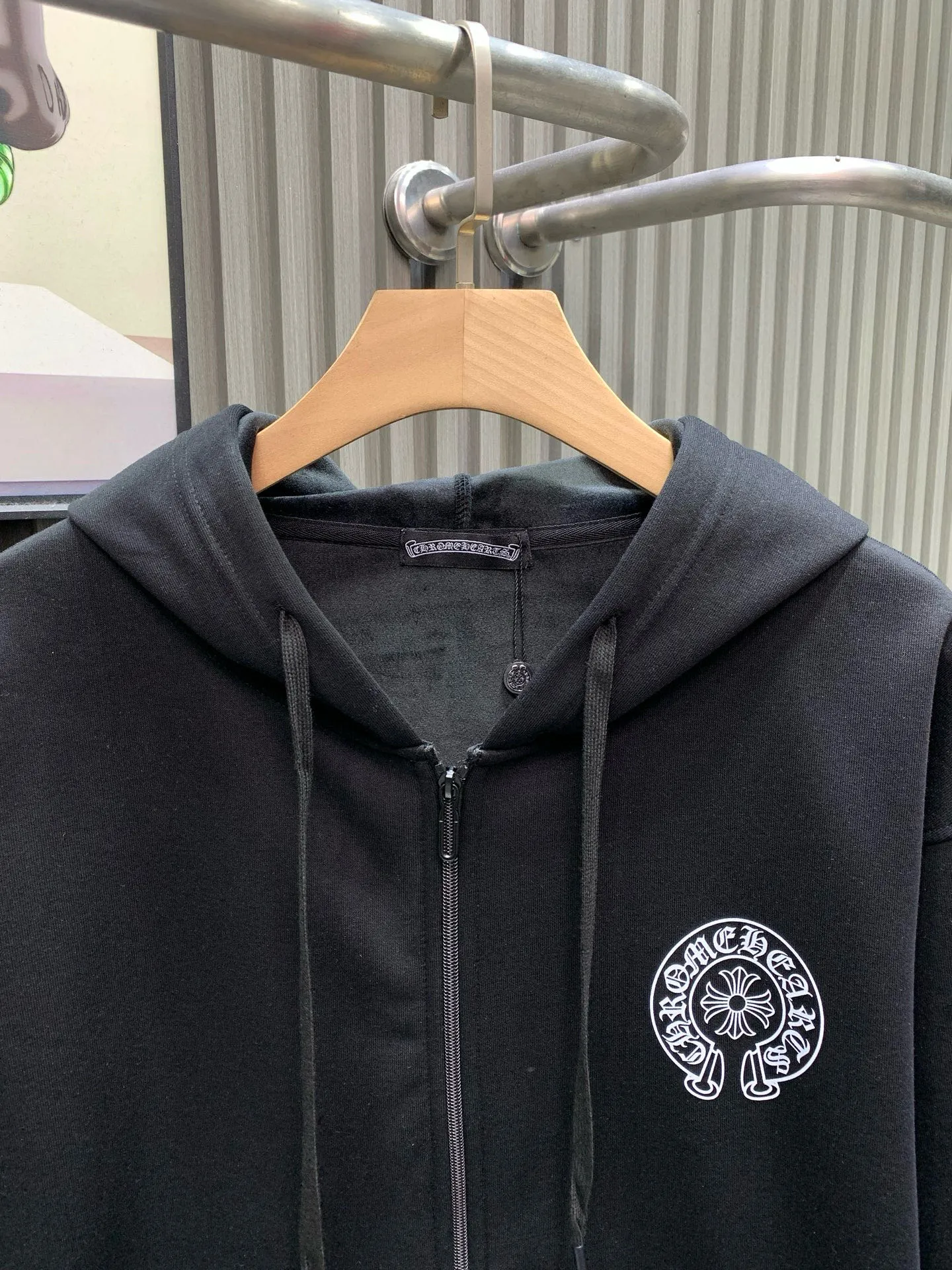P260 Chrome Hearts Chrome Hearts Chrome New York City limited zipper jacket. Purchased and developed on the official website at 7999. 400 grams of pure cotton➕silver fox velvet. The fabric is made of 400 grams of thin velvet coarse fish scale fabric. The printing is based on the original version and is printed with hand glue. The finished product is sanded and washed to shape. It feels excellent. Genuine antique silver and aged chain heads. The overall routing is straight and delicate. The fabric is comfortable and soft. The color is consistent without color difference. It can be matched with the same style to create a fashionable look. Manage various occasions. Customized accessories Complete three standards, same style for men and women